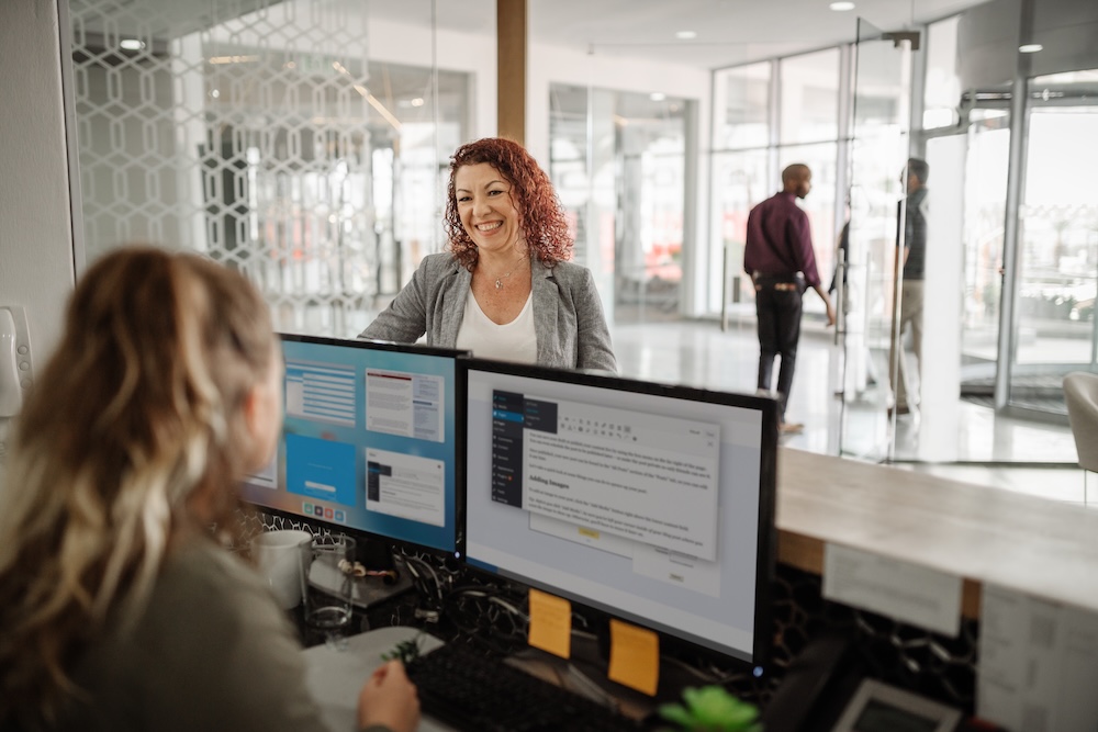 Femme à une réception d'hôtel
