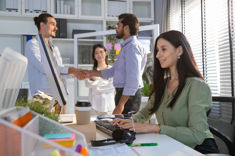 Groupe de jeunes amis d'affaires multiethniques réunis dans une salle de conférence de bureau moderne