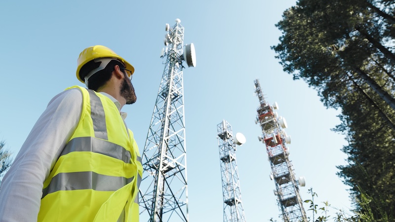 technical-maintenance-goes-to-the-telecommunication
