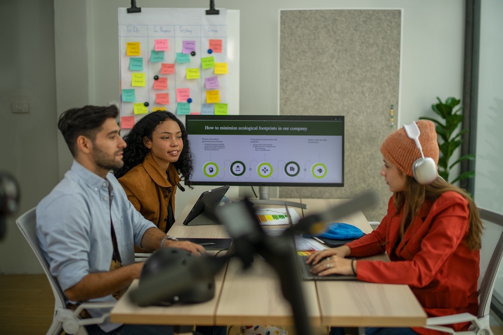 Les employés de bureau se réunissent au bureau.