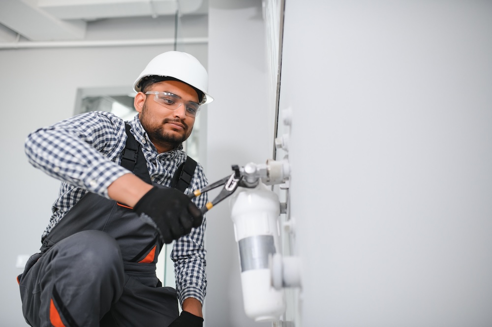 plombier installant des équipements d'eau