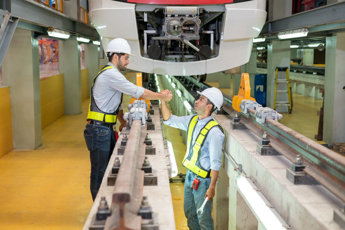 Ingénieur en train d'inspecter les moteurs du train