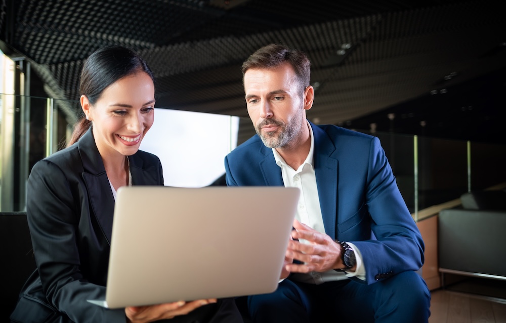 Gens d'affaires se réunissant dans un intérieur de bureau moderne