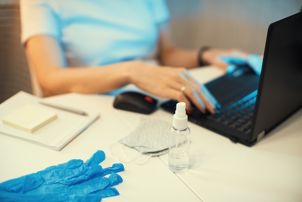Femme en quarantaine pour le coronavirus Covid-19 travaillant à domicile. Protecteur