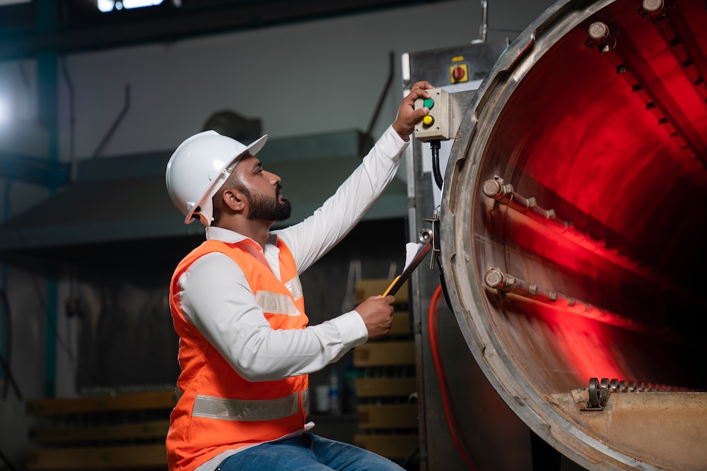 Ingénieur professionnel ou ouvrier en uniforme de protection.